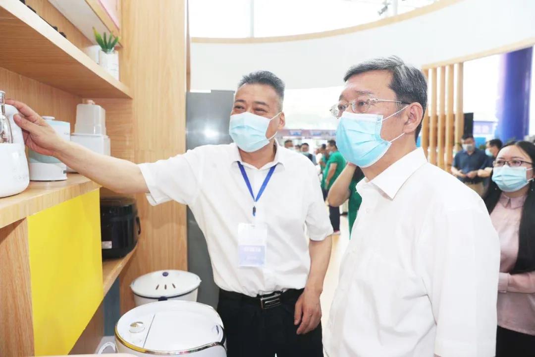 孫斌副市長關心小鴨發(fā)展，專程蒞臨小鴨展廳指導工作！